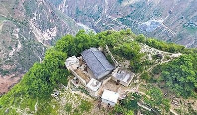 中国の崖村がやばすぎるｗ四川省にある断崖絶壁の通学路とは【画像】【ザ！世界仰天ニュース】