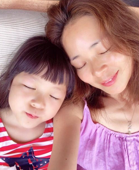 SHIHOがハワイの自宅公開?すっぴん画像や娘のサランが可愛い!夫の秋山成勲と子育て法は?